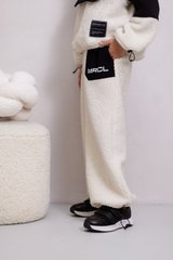 Universal white Teddy pants with black pockets