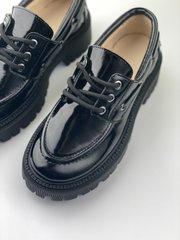 Lacquered black loafers with laces
