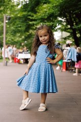 Сукня з прошви синя бавовняна з рюшами і маленькими декоративними метеликами для дівчинки