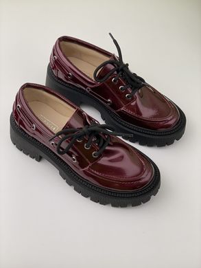 Lacquered burgundy loafers with laces